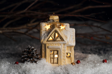 Naklejka premium decorative Christmas decorations, a house in the snow