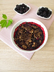 Selbst gemachter Brombeer-Schokoladen-Crumble