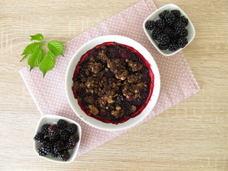 Selbst gemachter Brombeer-Schokoladen-Crumble