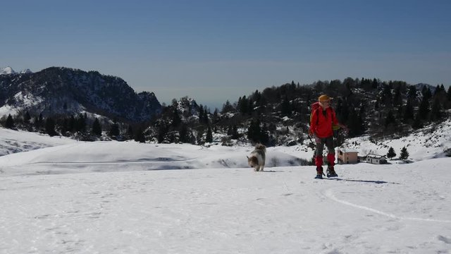 Escursione con le racchette sulla neve in inverno