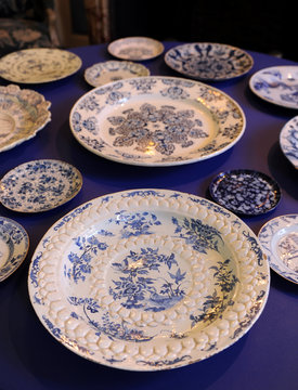 Platos de una vajilla antigua decorada en blanco y azul