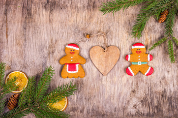 Gingerbread men on Christmas background with fir tree. Top view