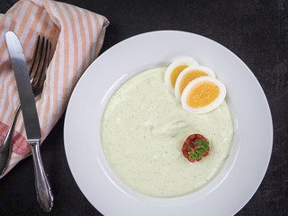 Grüne Sauce mit Eiern