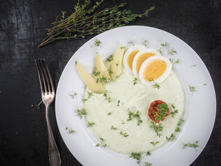 Grüne Sauce mit Eiern, Kartoffeln und Kräutern