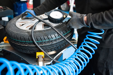 worker checking tyre pressure © oscar