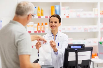 Photo sur Plexiglas Pharmacie apothicaire vendant des médicaments à un homme âgé à la pharmacie