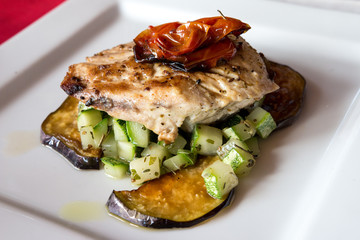 Fischgericht: Gegrillte Königs Makrele auf Zucchini und gebackenen Auberginen