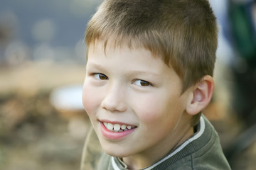 Portrait eines kleinen Jungen der lächelt