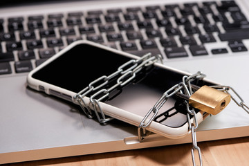Security of smartphone, tied chain with lock