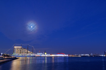 Fototapeta na wymiar 神戸港 中突堤から見る新港第一突堤の夜景