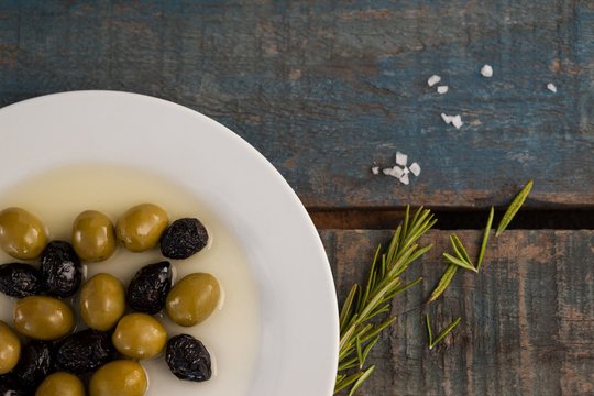 Close up of olives in plate with oil