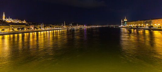 Fototapeta na wymiar View of Budapest and the river Danube at night