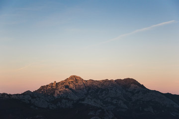Luz de atardecer en la montaña