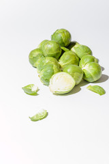 Portion frischer Rosenkohl, isoliert vor weißem Hintergrund