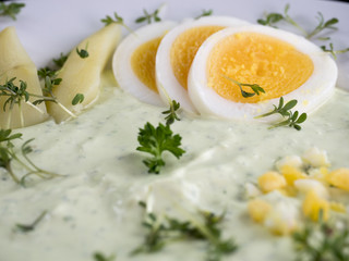 Grüne Sauce mit Eiern, Kartoffeln und Kräutern