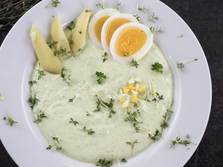Grüne Sauce mit Eiern, Kartoffeln und Kräutern