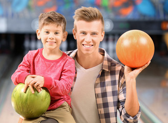 Fototapeta premium Family having fun in bowling club
