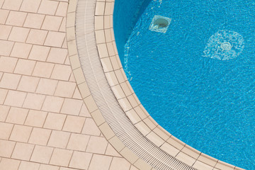 Obraz premium Edge of beautiful luxury swimming pool. Top view