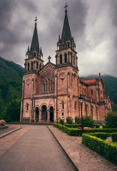 Fototapeta na wymiar Monumento histórico de la Basílica de Santa María de Covadonga, Asturias, España