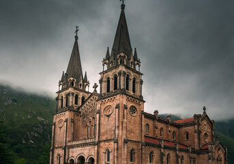 Fototapeta na wymiar Monumento histórico de la Basílica de Santa María de Covadonga, Asturias, España