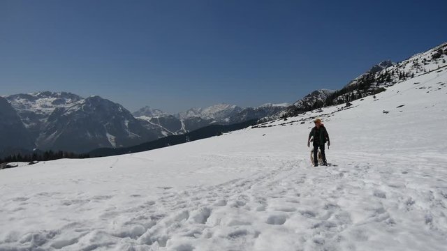 Escursionista con le ciaspole sulla neve