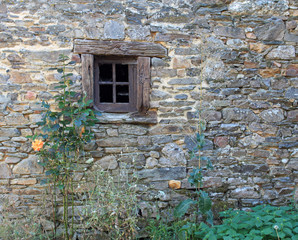Fototapeta na wymiar Fenster zwischen altem Mauerwerk