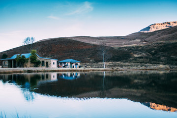 Obraz premium Morning Sunrises by the Lake House