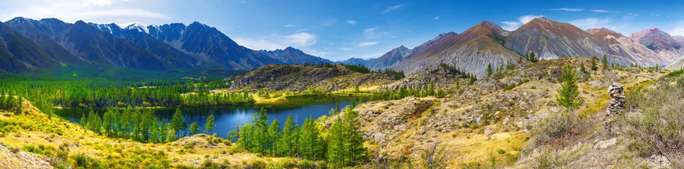 Fotobehang Natuur Panorama, bergen en bergmeer. Taiga, Altaj, Rusland.