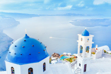 Grèce, île de Santorin en mer Égée. Des paysages à couper le souffle avec une église au dôme bleu au premier plan et un panorama épique de l& 39 île en arrière-plan.