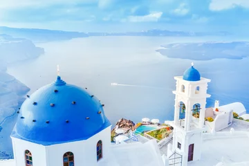 Papier Peint photo Île Grèce, île de Santorin en mer Égée. Des paysages à couper le souffle avec une église au dôme bleu au premier plan et un panorama épique de l& 39 île en arrière-plan.