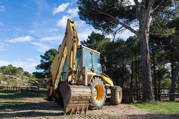 Excavadora naranja en aire libre