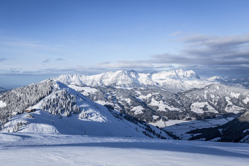 Fototapeta na wymiar Landschaft mit Berge im Hintergrund Wilder Kaiser im Winter
