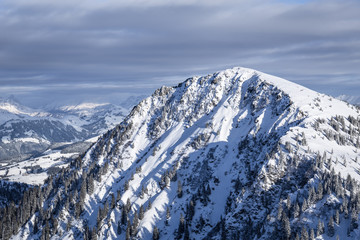 Fototapeta na wymiar Berglandschaft im Winter unter Wolken
