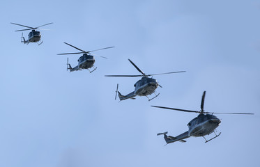 Helicopter comes in for a landing by autorotation