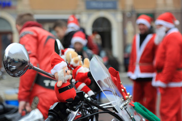 Święty Mikołaj, miniaturka Mikołaja na kierownicy motocykla. - obrazy, fototapety, plakaty
