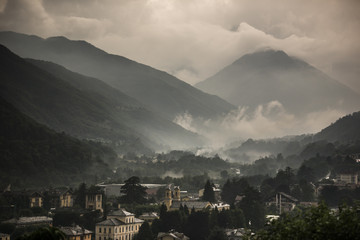 Torre Pellice im Piemont nach einem Gewitter