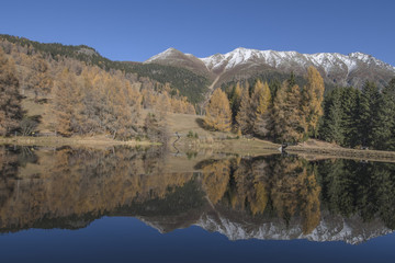 Fototapeta premium Schnadigen Weiher im Spätherbst