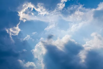 Crédence de cuisine en verre imprimé Ciel Nuages spectaculaires dans le ciel avec des rayons de soleil