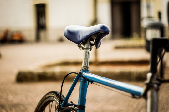 bicicletta blu da corsa su piazza Salentina