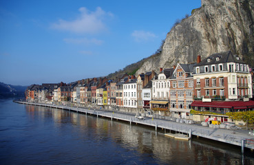 Ville de Dinant en Belgique au bord de la Meuse