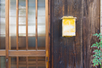 玄関先と牛乳瓶受け