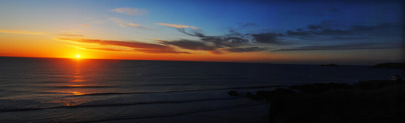 Fototapeta na wymiar A beautiful sunset over the Cornish beach Gwithian