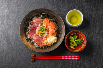 まぐろ丼　Bowl of rice topped sashimi japanese food