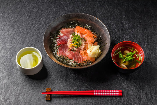 まぐろ丼　Bowl of rice topped sashimi japanese food