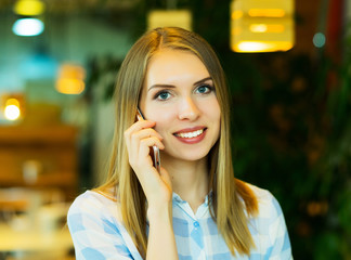 Business woman talking on the mobile phone 