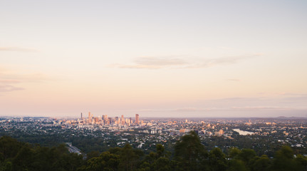 Naklejka premium View of Brisbane and surrounding suburbs from Mount Coot-tha during the day