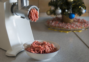 Meat mincer, minced meat from veal in the pada