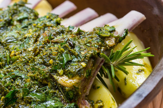 Lammkarree im Kr&auml;utermantel im Topf vor dem Braten