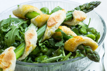 Grüner Spargel in  Blätterteig auf Frühlingssalat mit Parmesan