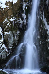 Fototapeta na wymiar 冬の薄衣の滝